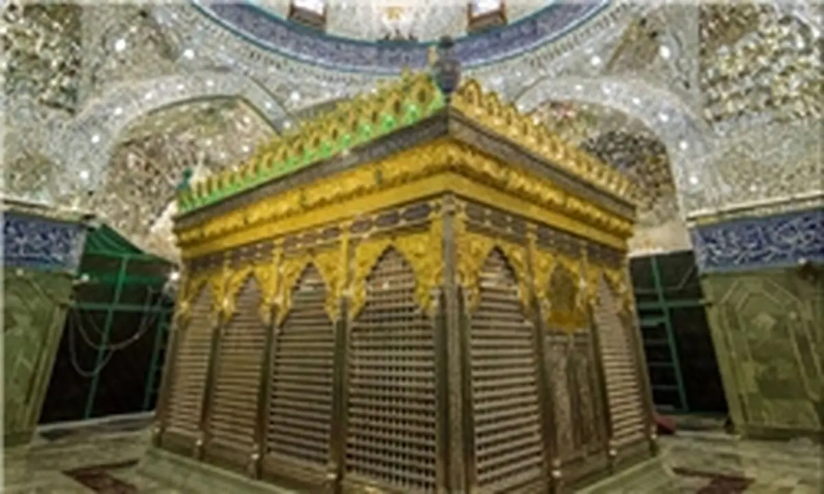 تصویری بسیار زیبا از سلام یک کودک در مقابل ضریح امام حسین(ع)