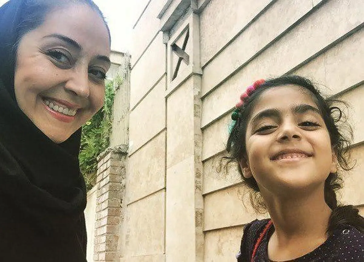 سلفی آرزو افشار با دخترش
