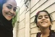سلفی آرزو افشار با دخترش
