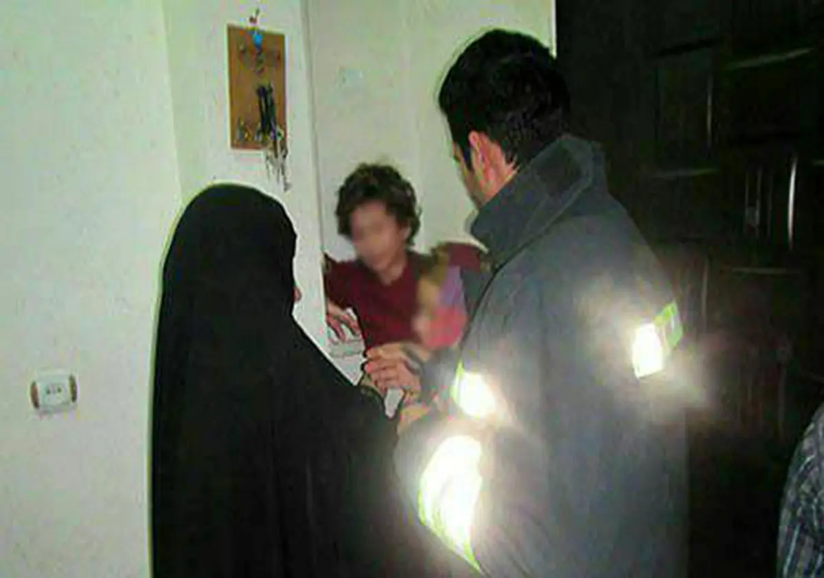 نجات یک کودک بازیگوش از لوله گاز+عکس