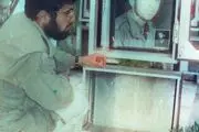 شهید یکتایی بر مزار خودش!/ عکس