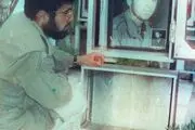 شهید یکتایی بر مزار خودش!/ عکس
