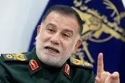 تصویر حضور فرمانده در منزل شهید نیلفروشان 