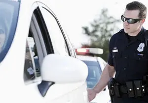 رفتار عجیب پلیس امریکا با خودروهای متخلف 