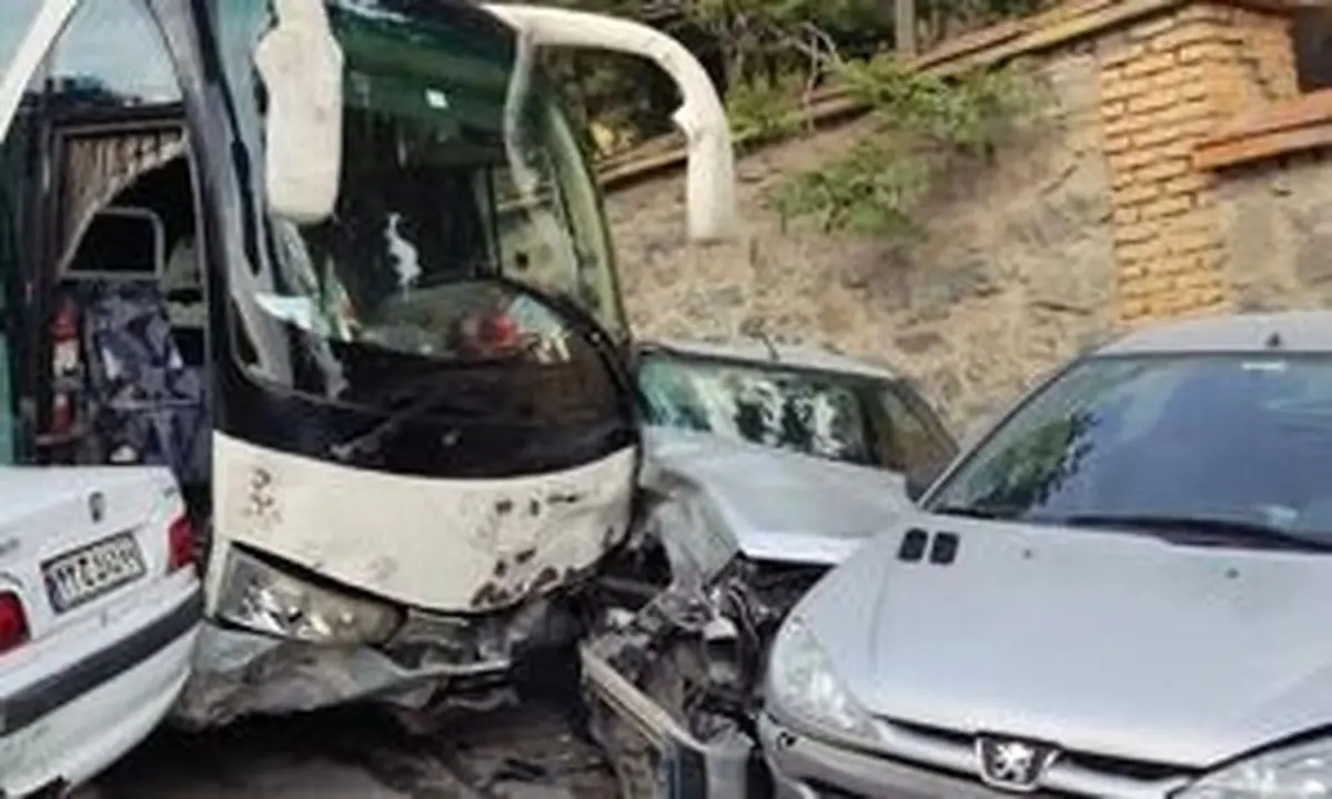 تصادف اتوبوس با ۱۴ خودرو +عکس