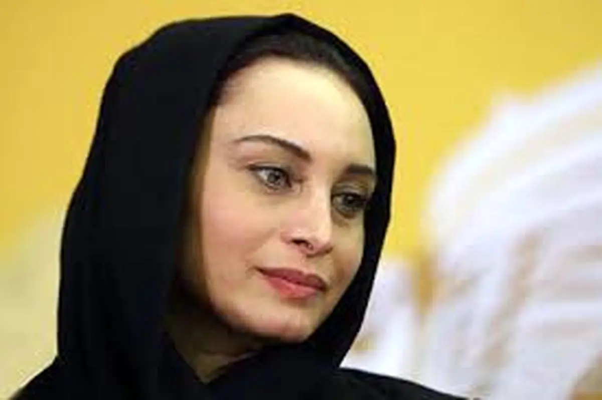 عکس خانم بازیگر در رستوران لاکچری