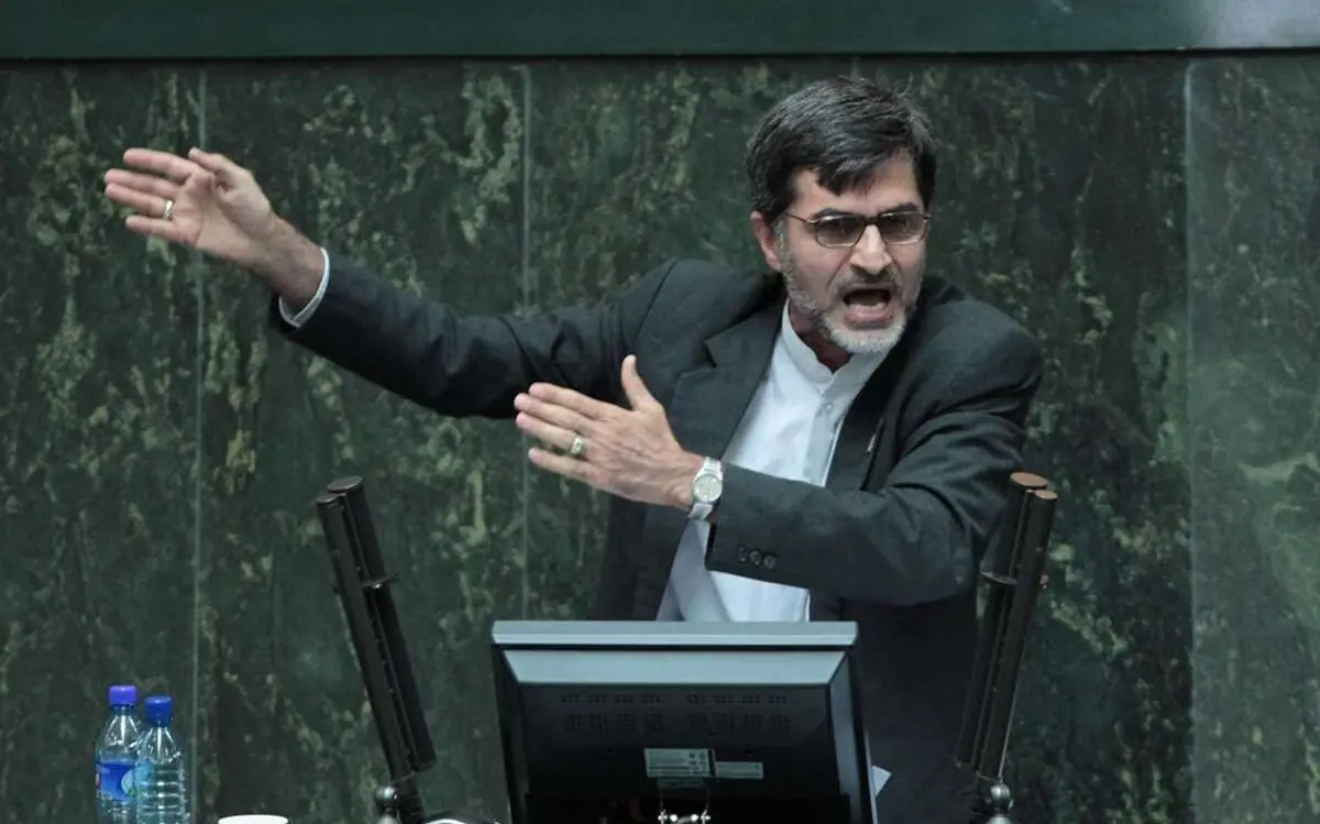 یک مشت فاسد می‌نویسند کوچک‌زاده فرق دکمه و تذکر را نمی‌داند!