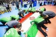 بوسه بازیکنان والیبال نشسته به پرچم ایران+فیلم