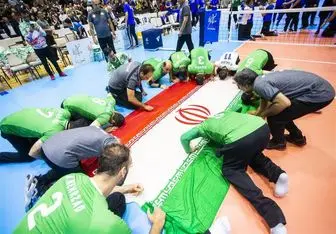 بوسه بازیکنان والیبال نشسته به پرچم ایران+فیلم