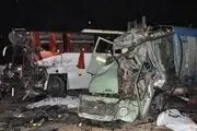 15 مجروح در پی تصادف کامیون و اتوبوس مسافربری