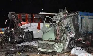 15 مجروح در پی تصادف کامیون و اتوبوس مسافربری