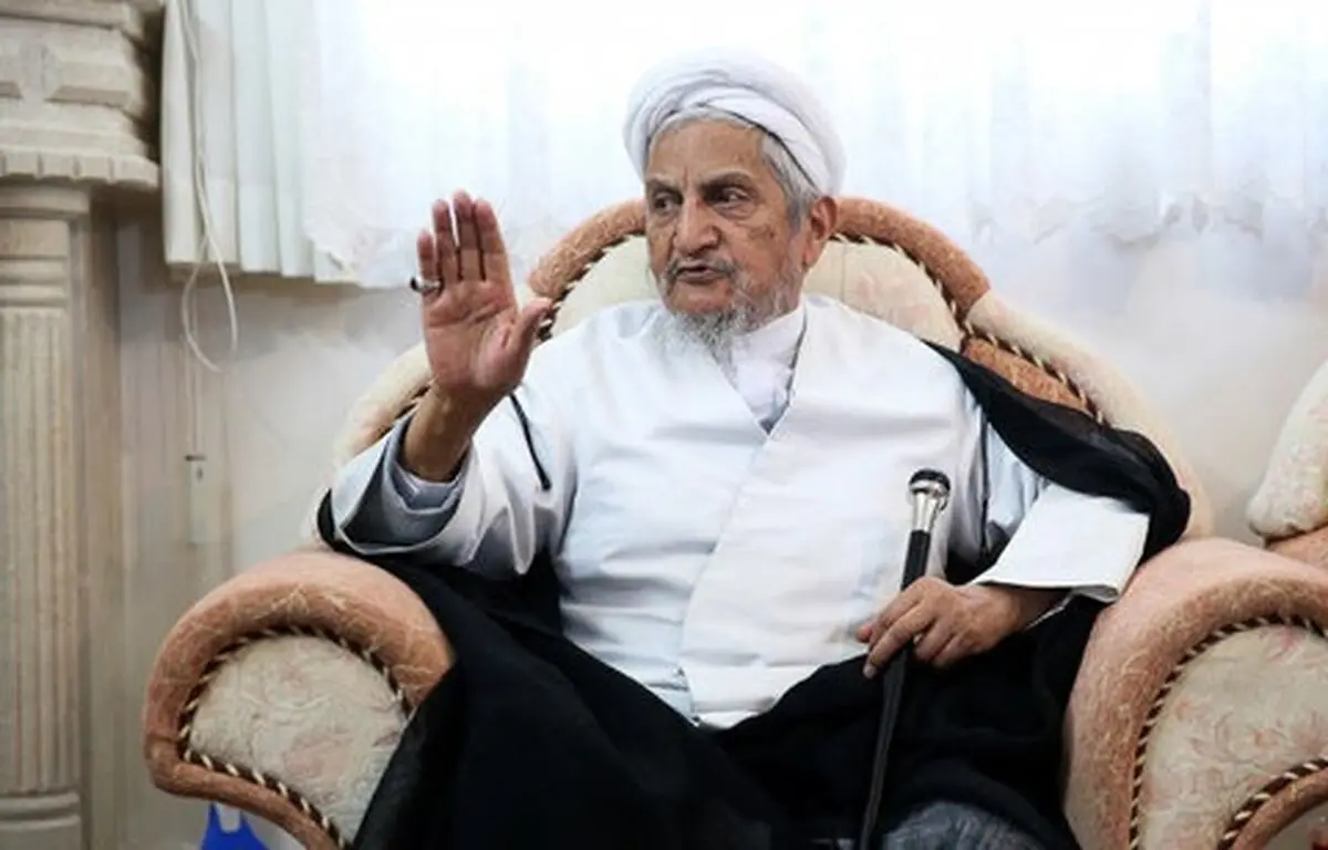 کسی که پیکر مرحوم آیت‌الله صانعی نماز می‌خواند+عکس
