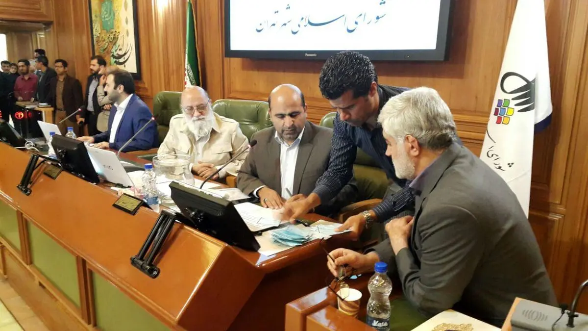 هیات رئیسه شورای شهر تهران اصولگرا ماند