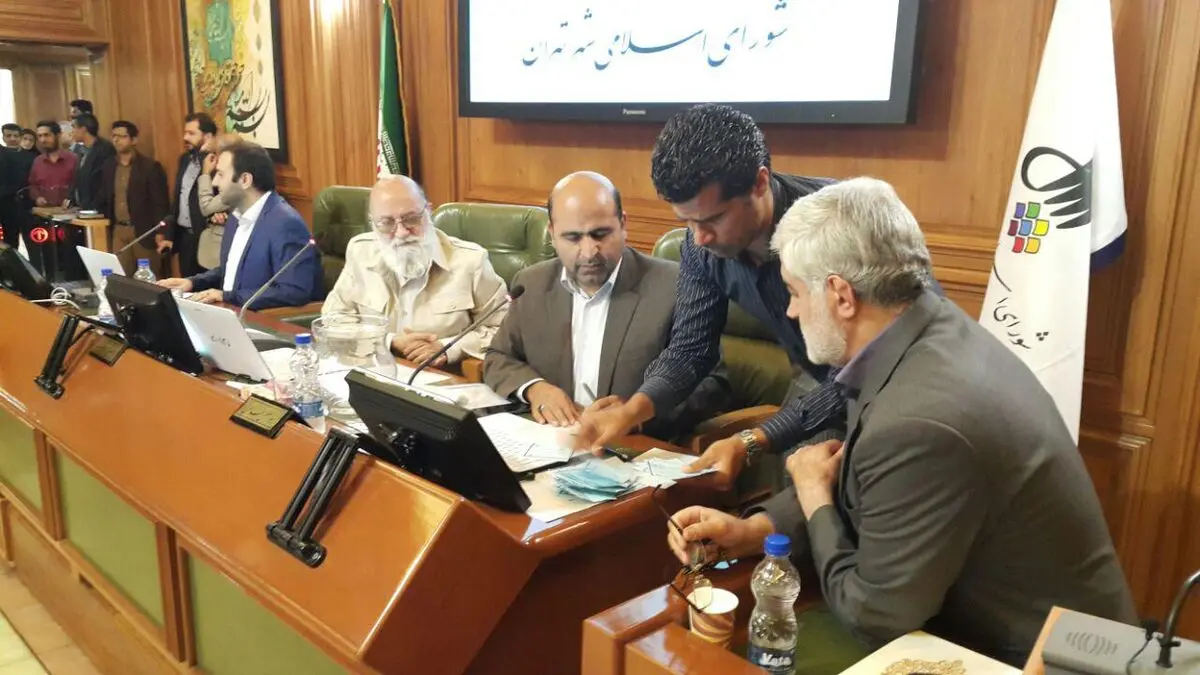 هیات رئیسه شورای شهر تهران اصولگرا ماند