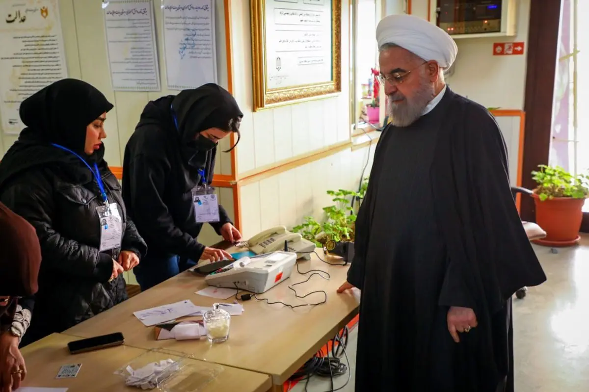 خنده حسن روحانی در زمان رای دادن+عکس