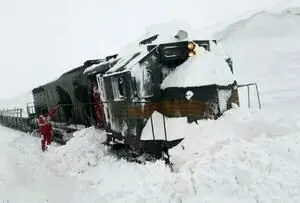 
برخورد قطار با برف حادثه ساز شد
