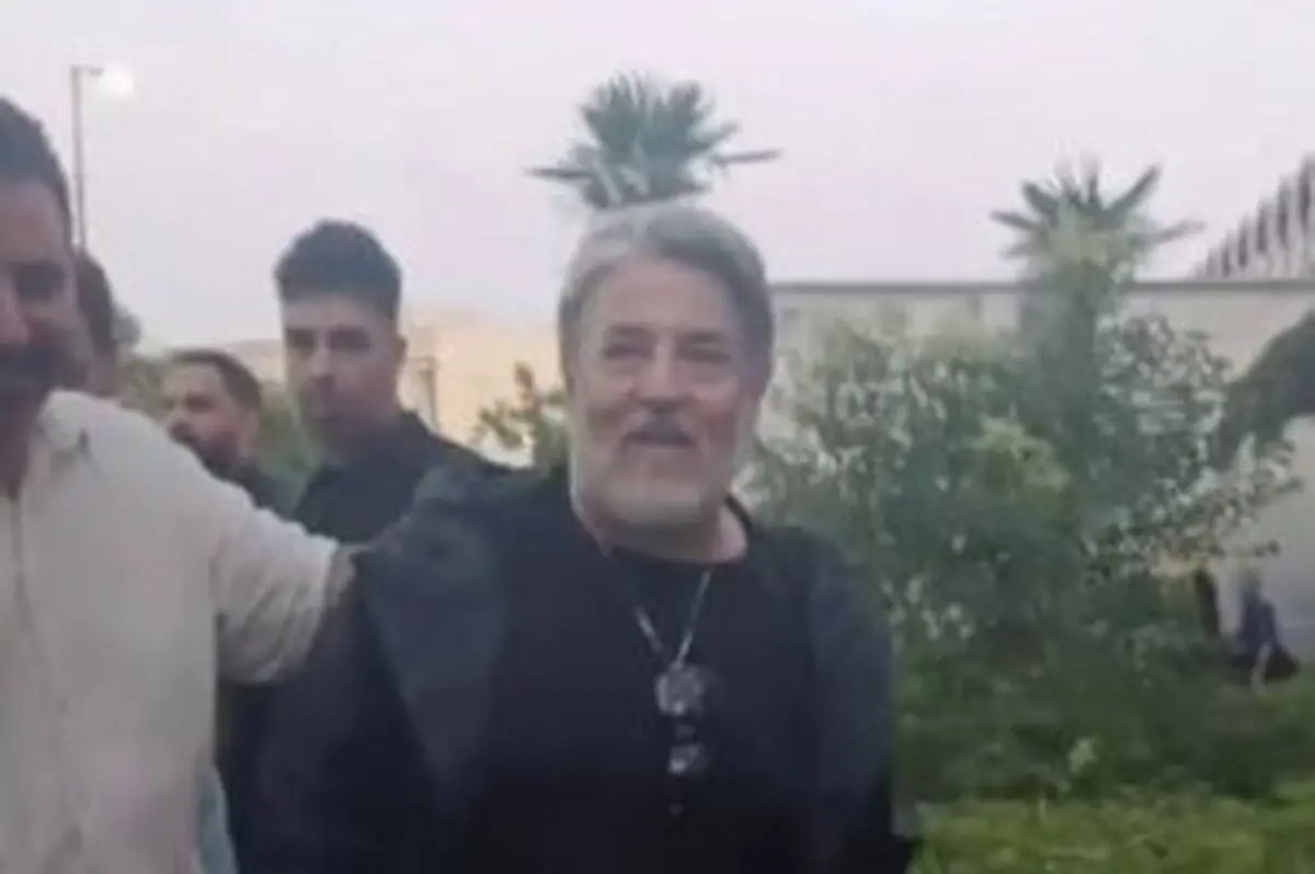 خوانندگی قیصر برای کودکان میناب در میدان امام حسین(ع) +فیلم