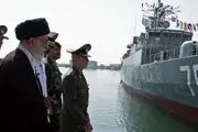 تصویری از رهبرانقلاب در کنار ناوشکن ایرانی جماران
