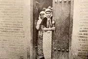 سوگلی ناصرالدین‌شاه را با لباس چینی