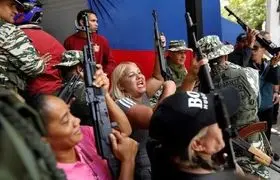 توزیع اسلحه بین مردم توسط ارتش ونزوئلا/فیلم