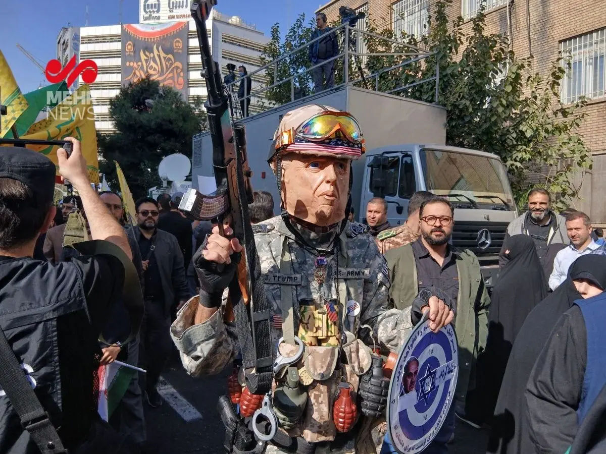 ترامپ با لباس نظامی در راهپیمایی سیزده آبان
