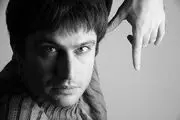 هنرمند معروف در کنار یادواره کشته شدگان حلبچه/عکس