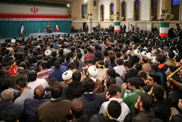 دیدار جمعی از رأی اولی‌ها و خانواده‌های شهدا با رهبر انقلاب