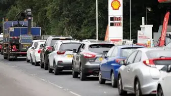 صف‌های طولانی پمپ‌های بنزین در لندن