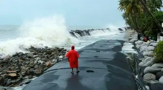 توفان بزرگ "امفان" در سواحل هند 

