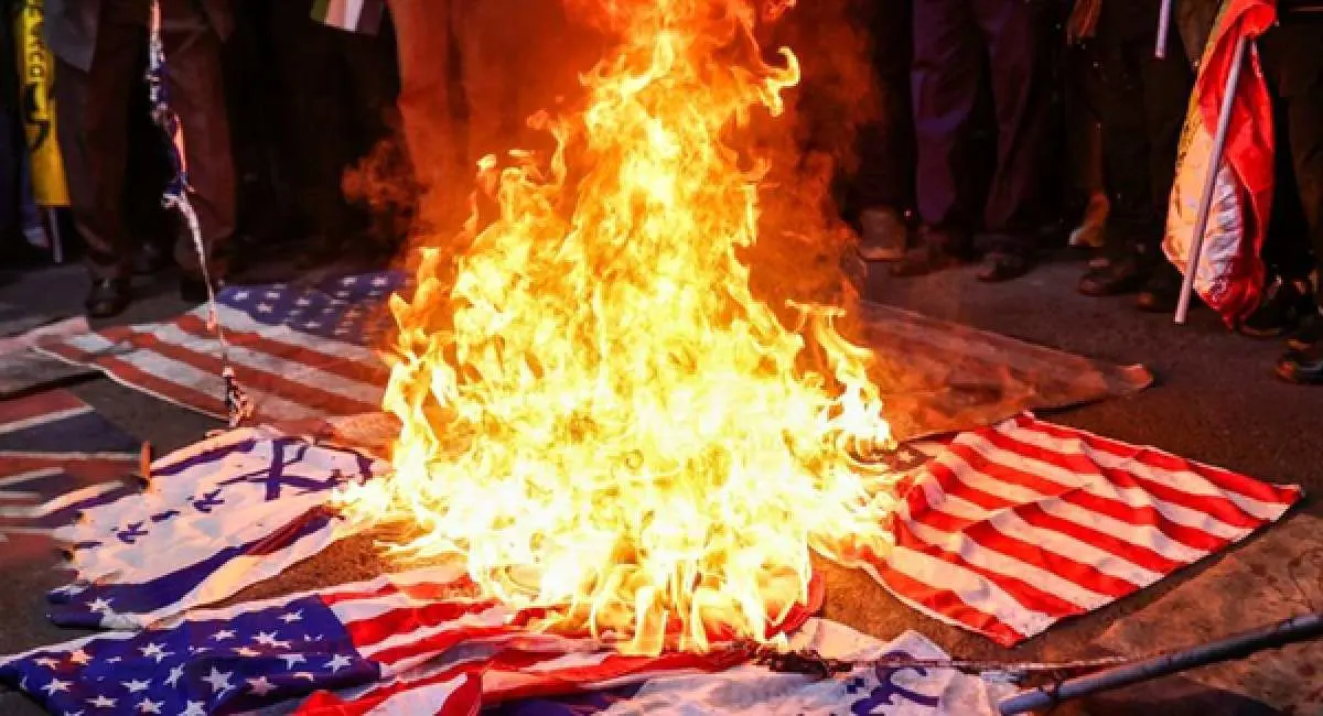 آتش زدن پرچم‌ آمریکا و اسرائیل در چهارشنبه سوری 