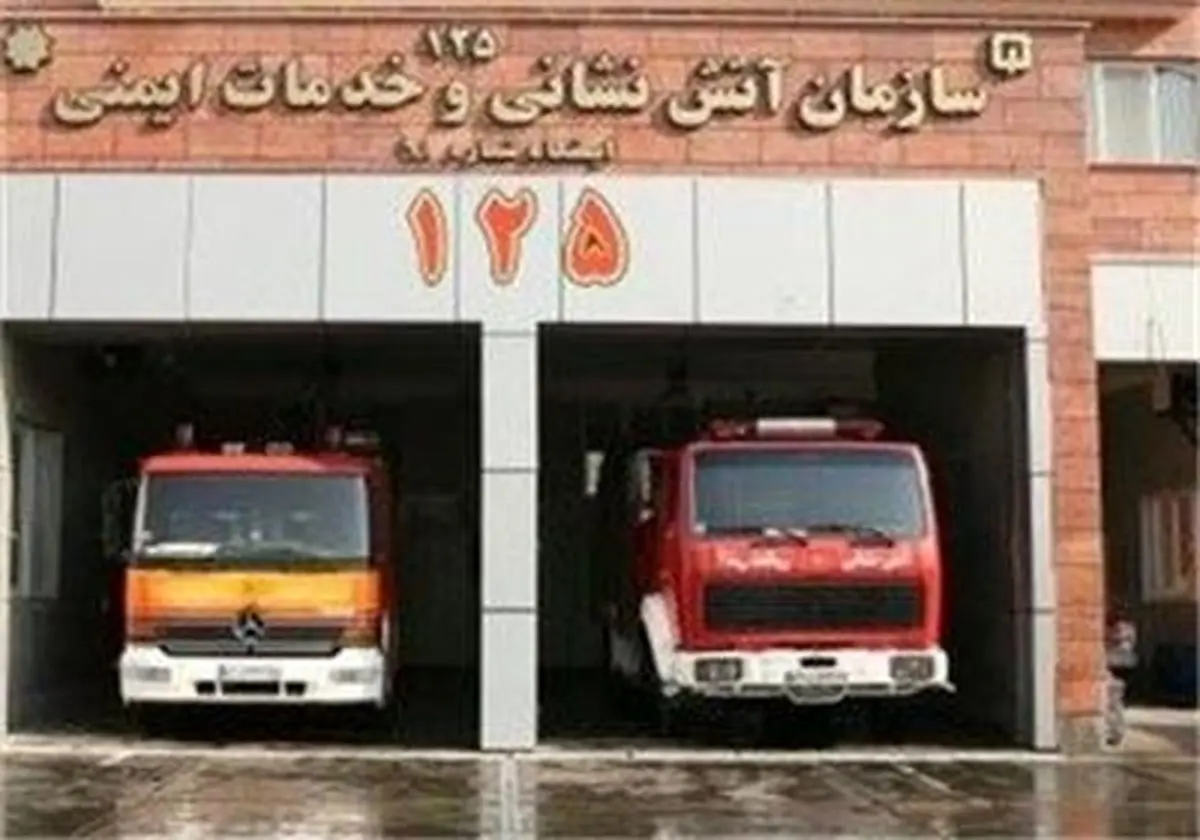 تجمع تعدادی از آتشنشانها مقابل سازمان آتشنشانی تهران