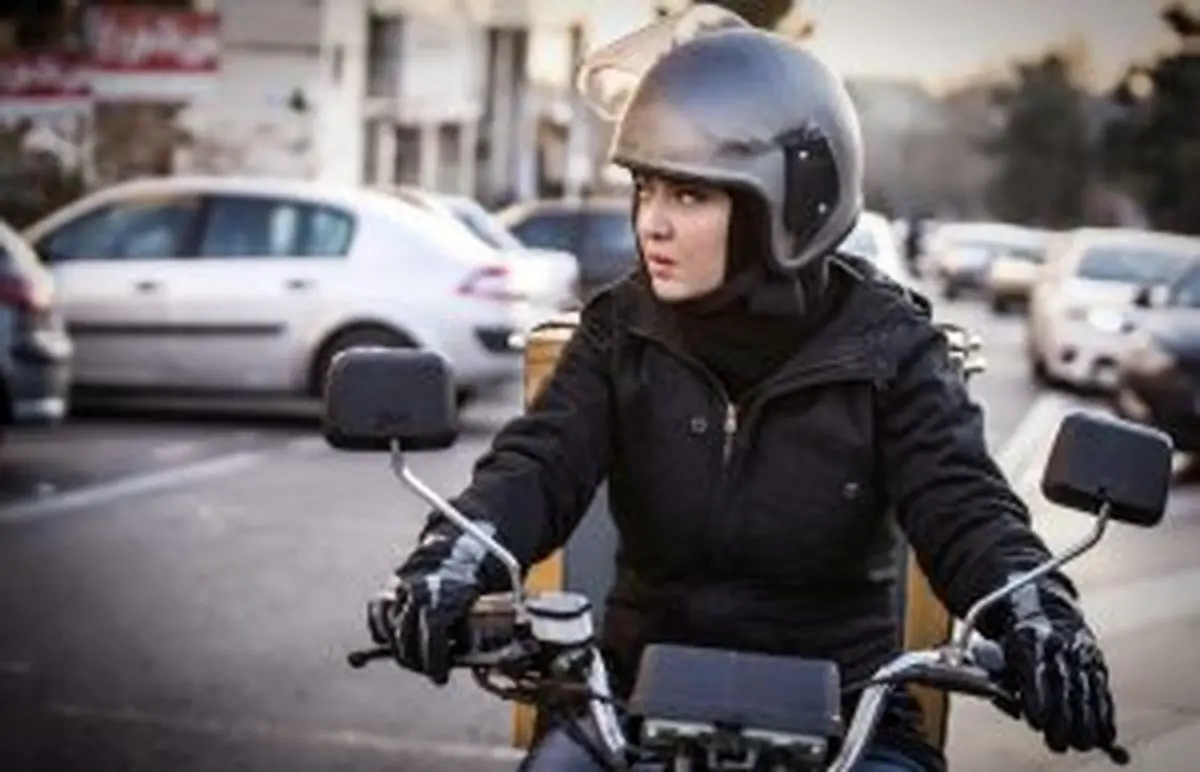 نیکی کریمی با موتور به سینماها میآید