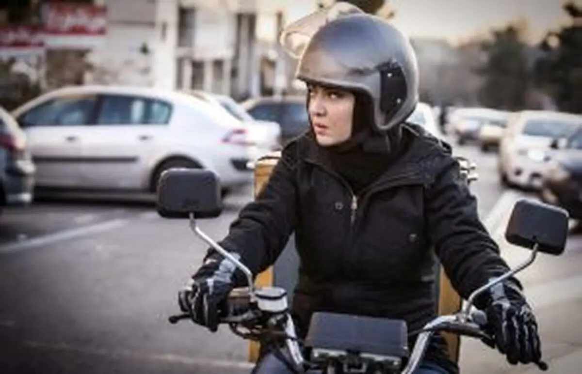 نیکی کریمی با موتور به سینماها می‌آید