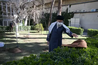 رهبر معظم انقلاب به مناسبت روز دختکاری نهال کاشتند/گزارش تصویری