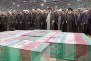 اقامه نماز رهبر انقلاب بر پیکر رئیس‌جمهور شهید و همراهان+ فیلم