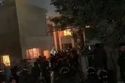 آتش‌زدن مقر حزب دموکرات کردستان عراق در بغداد توسط معترضان + فیلم