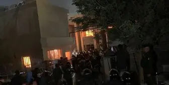 آتش‌زدن مقر حزب دموکرات کردستان عراق در بغداد توسط معترضان + فیلم
