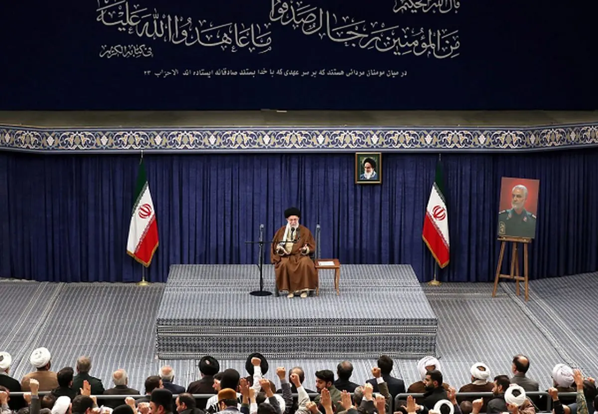 معنی آیه نصب شده دیدار امروز رهبر انقلاب با مردم کرمان