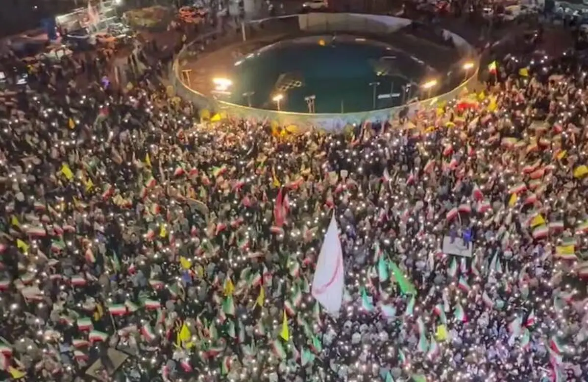 شعار شب گذشته مردم در میدان انقلاب تهران 