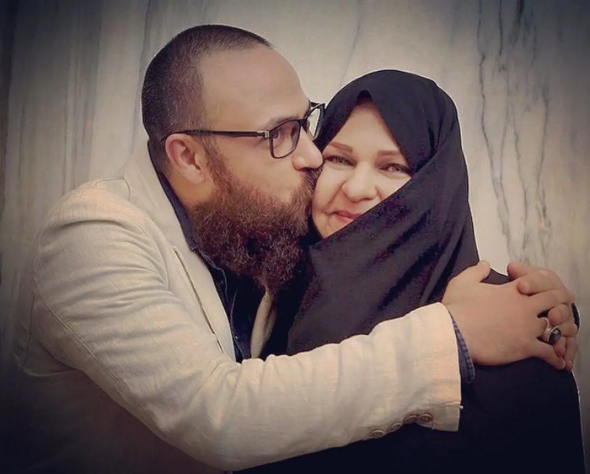 بوسه آقای بازیگر بر صورت مادرش/ عکس