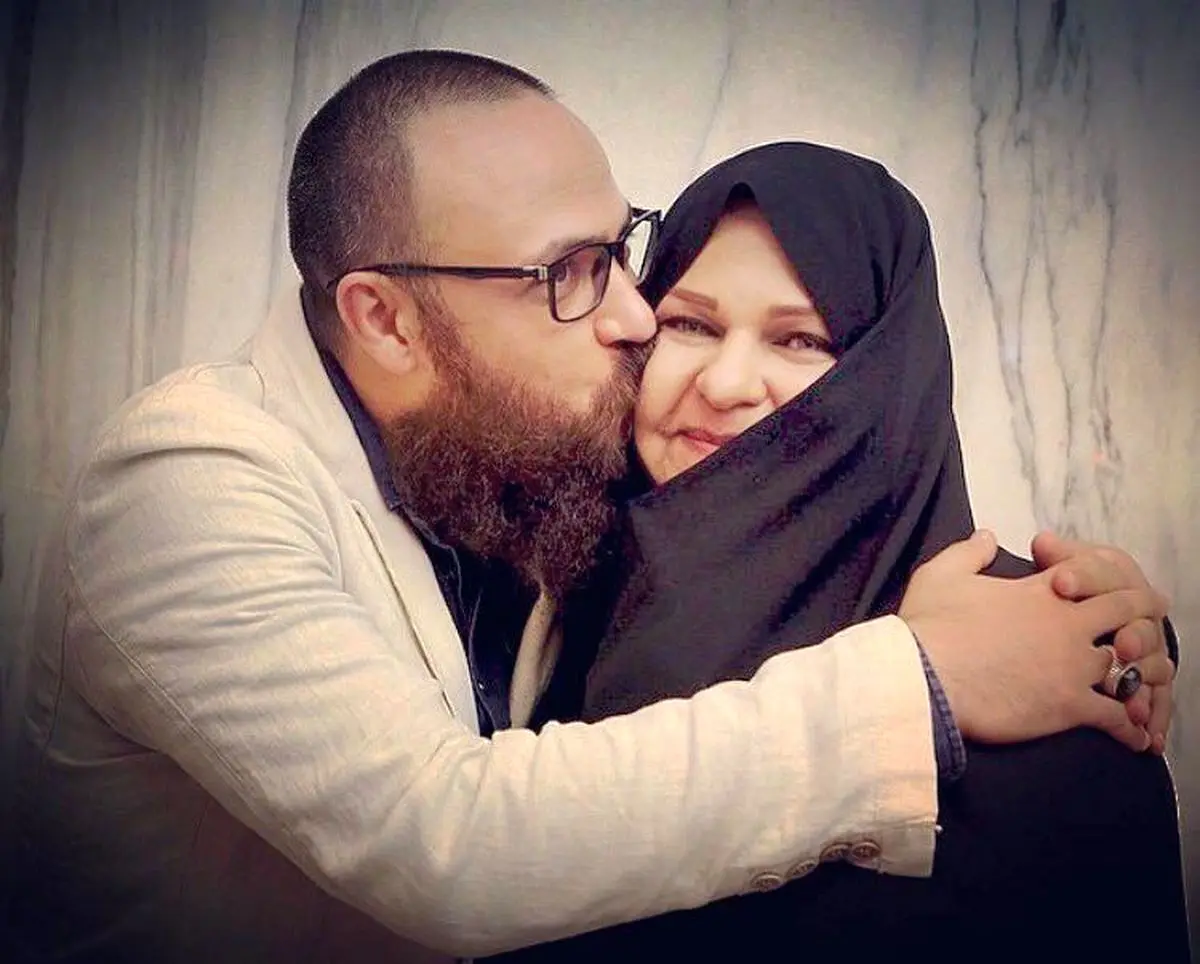 بوسه آقای بازیگر بر صورت مادرش/ عکس
