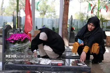 لحظات تحویل سال در گلزار شهدای تهران