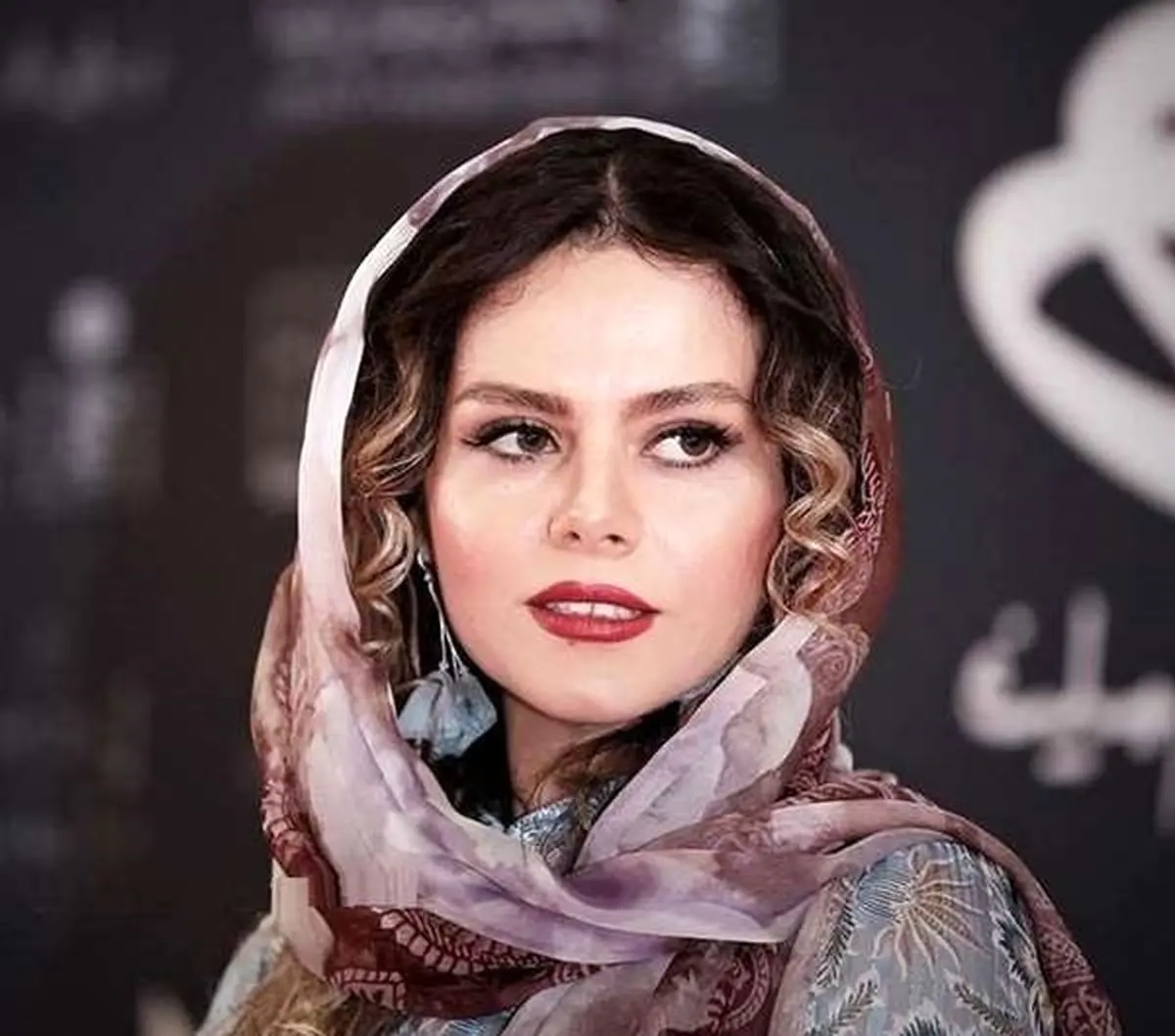 بی حوصلگی غزال نظر در میان کافه /عکس