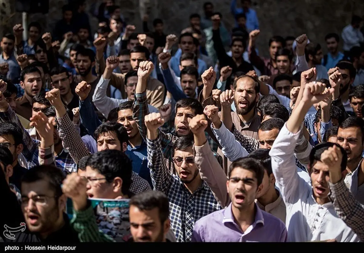 تجمع دانشجویان مقابل وزارت اقتصاد 