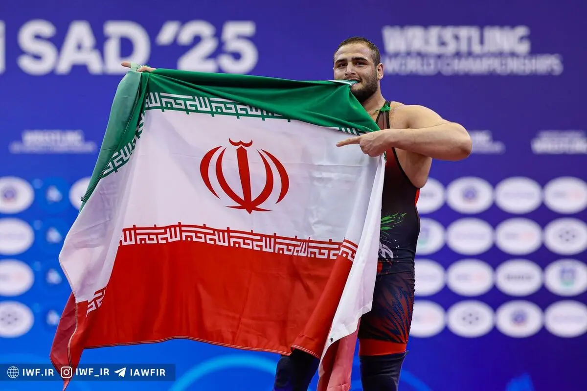 به عشق شهدا پرچم را بالا نگه می‌داریم