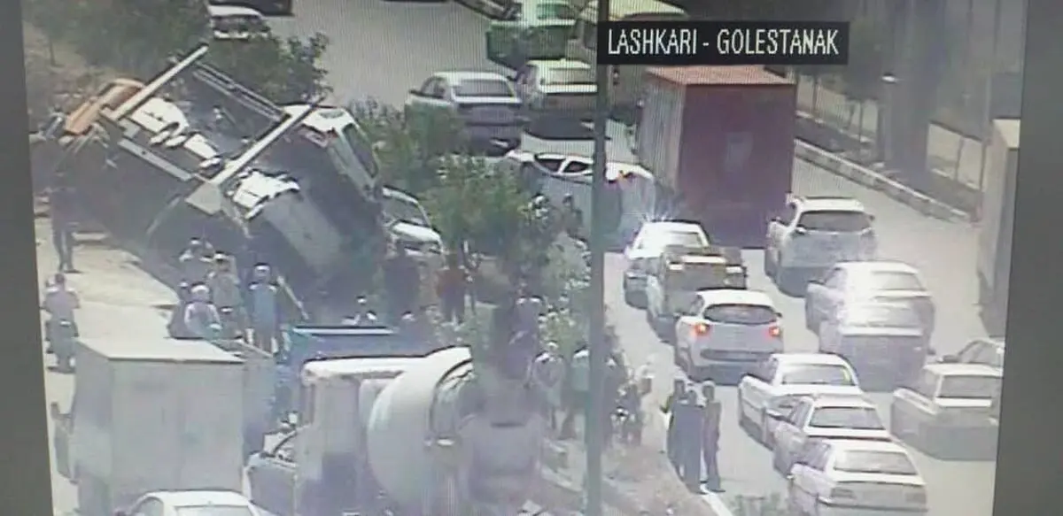 واژگونی تریلی حامل خودرو‌های صفر
