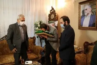 اهدای پرچم آستان قدس رضوی به خانواده شهید فخری‌زاده