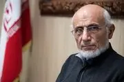 رفتار عجیبانه این جوان با میرسلیم در نماز+فیلم