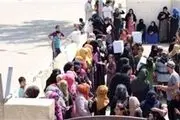 توزیع سبد غذایی میان آوارگان در تکریت توسط دفتر آیت‌الله سیستانی