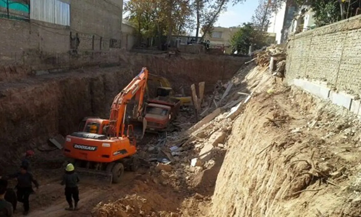 کشف جسد کارگر در زیر خروارها خاک+تصاویر 